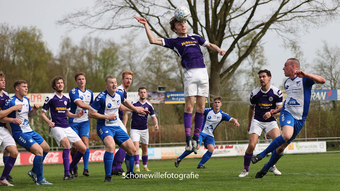 NOORDSCHESCHUT BLIJFT AAN KOP IN 2J